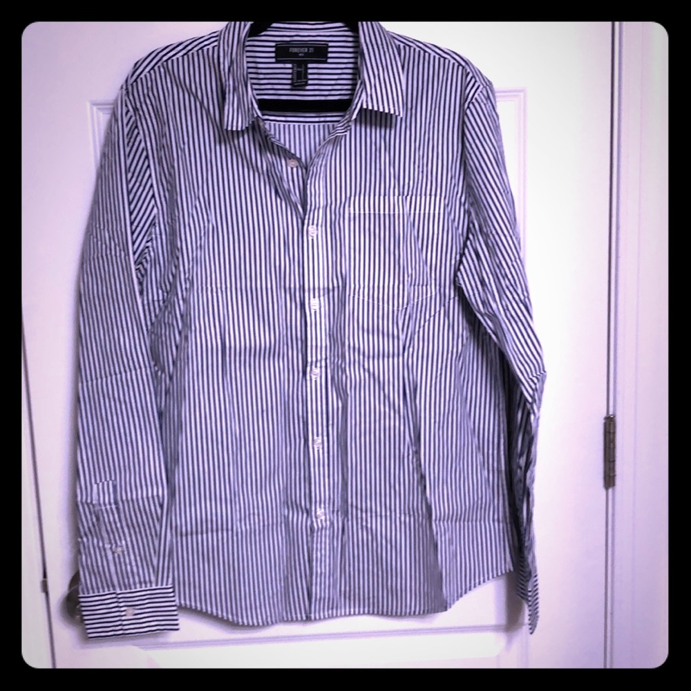 Forever 21 Men’s Button-Down Shirt (Size Large)
